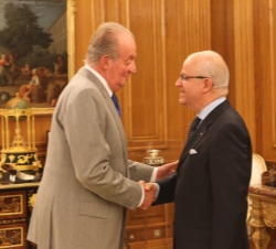 Audiencia al Sr. Mourad Medelci, Ministro de Asuntos Exteriores de la República Argelina. Don Juan Carlos recibe el saludo del ministro de Asuntos Ext